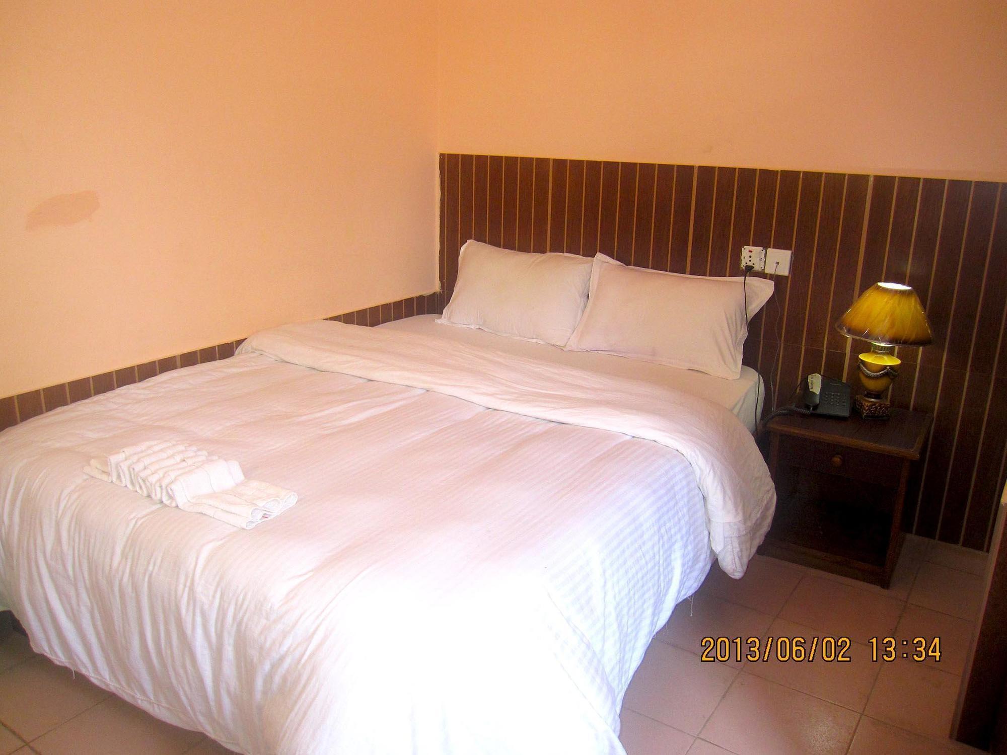 Hotel Half Moon Pokhara Buitenkant foto