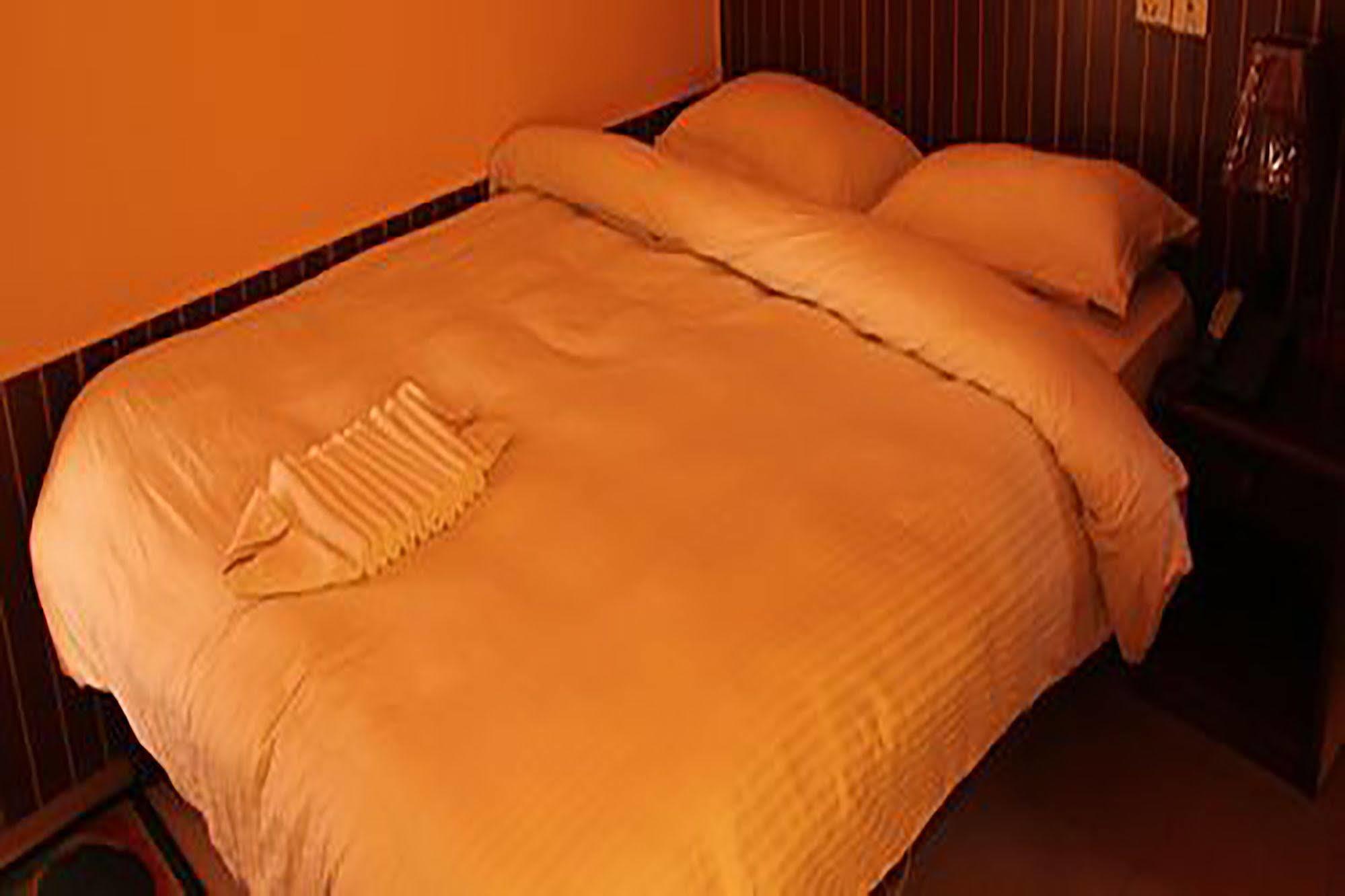 Hotel Half Moon Pokhara Buitenkant foto