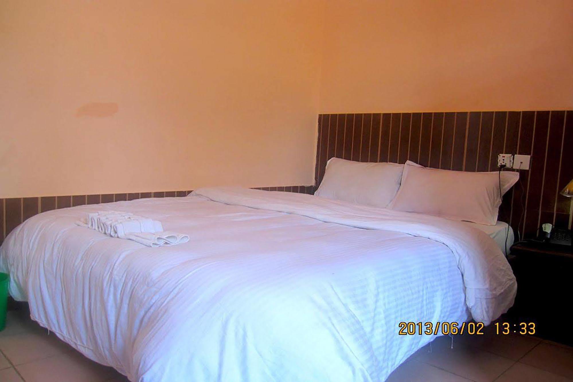 Hotel Half Moon Pokhara Buitenkant foto
