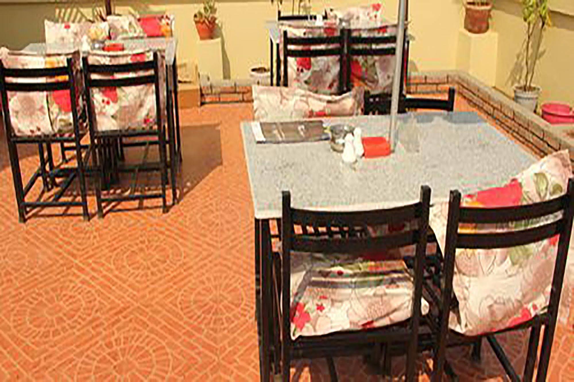 Hotel Half Moon Pokhara Buitenkant foto