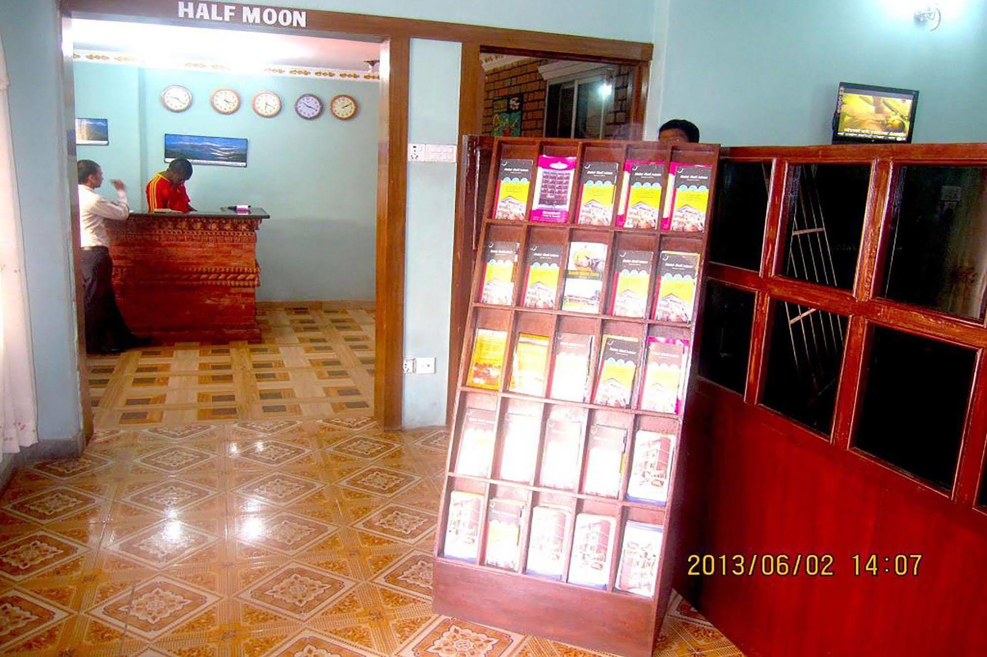 Hotel Half Moon Pokhara Buitenkant foto