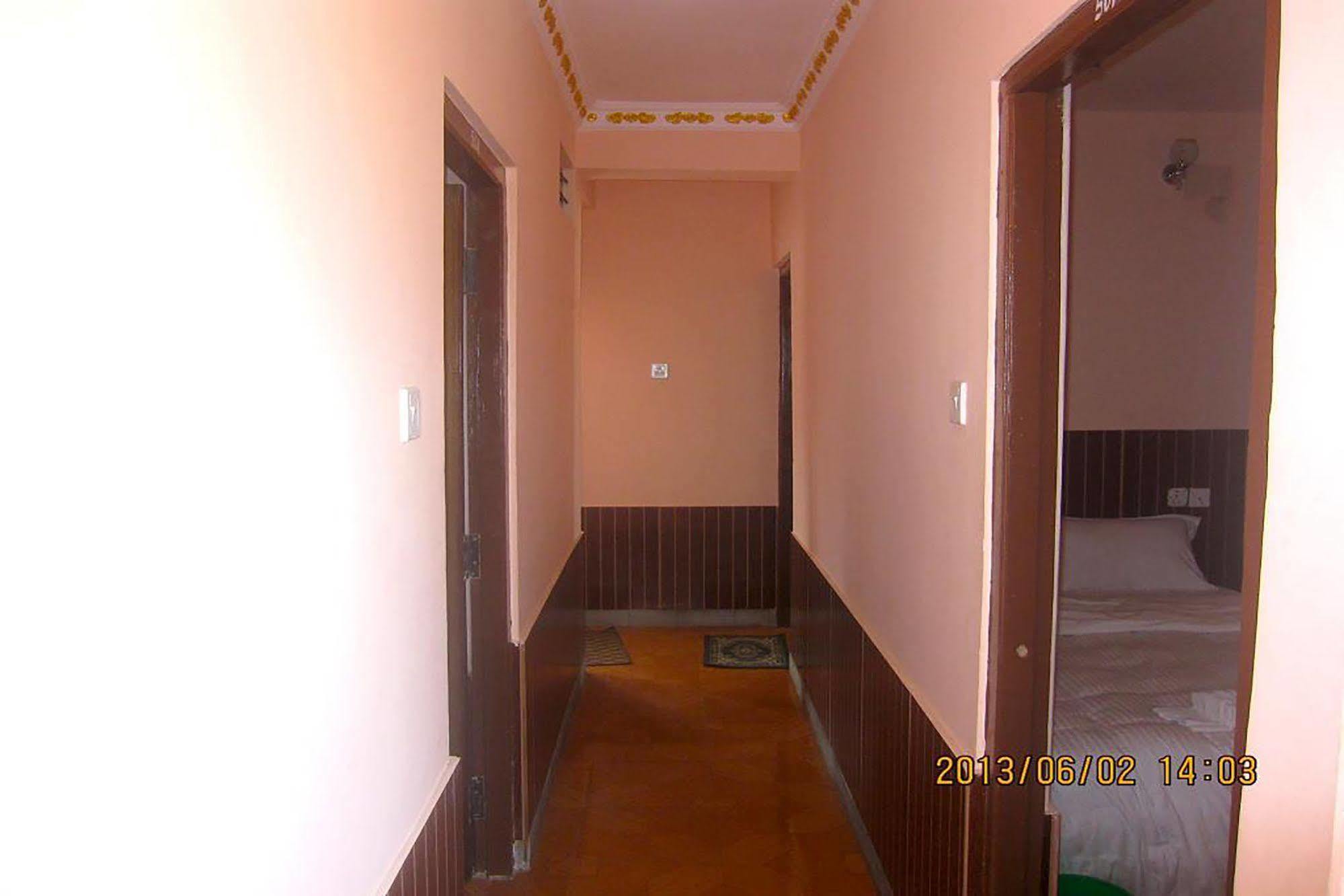 Hotel Half Moon Pokhara Buitenkant foto